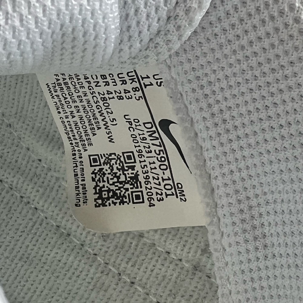 White Nike women’s  Sneakers - Picture 6 of 7